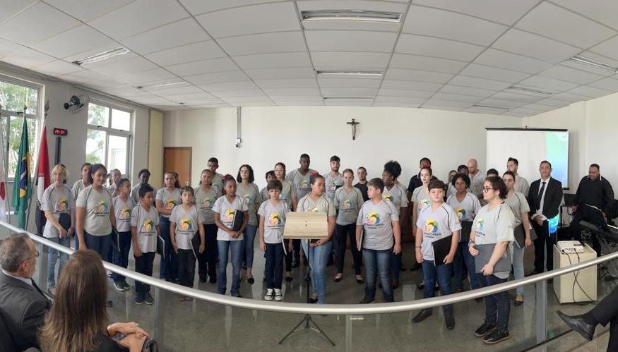 Pequenos Cantores de Passos emocionaram o público com o canto coral.