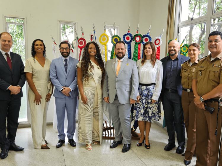 Gerente do GEDOC é agraciada com moeda de honra em solenidade da Polícia Militar