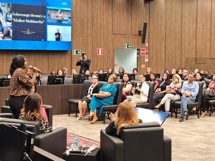 Mulheres refletem sobre sobrecarga mental em ação do TJMG