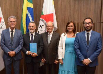 Descrição da imagem: à frente das bandeiras de Minas Gerais, do Brasil e do Poder Judiciários encontram-se posicionados da esquerda para a direita: Carlos Márcio de Souza Macedo (Juiz Auxiliar da 2ª Vice-Presidência do Biênio 2022/2024), Renato Dresh (Desembargador 2º Vice-Presidente e Superintendente da EJEF à época) Humberto Theodoro Júnior Desembargador aposentado do TJMG), Meire Furbino (servidora da COJUR/TJMG) e Thiago Israel Simões Doro Pereira (Diretor Executivo da DIRGED)