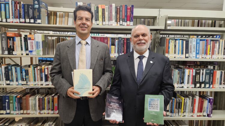 Doação de obras literárias e jurídicas enriquece acervo do TJMG