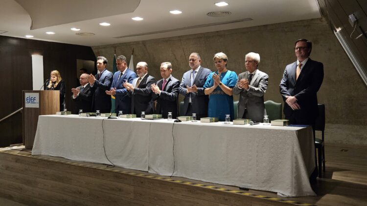 EJEF lança obra sobre 200 anos do constitucionalismo brasileiro com foco em reflexão e avanços