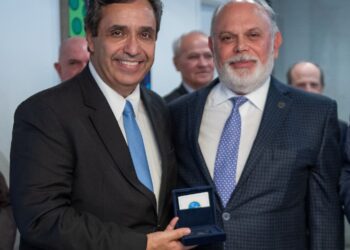 Segundo Vice-Presidente recebe Medalha dos 100 anos de Luz
