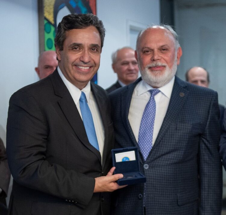 Segundo Vice-Presidente recebe Medalha dos 100 anos de Luz