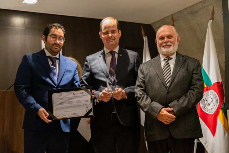 EJEF recebe Comenda do Mérito Acadêmico Lourival Vilela Viana