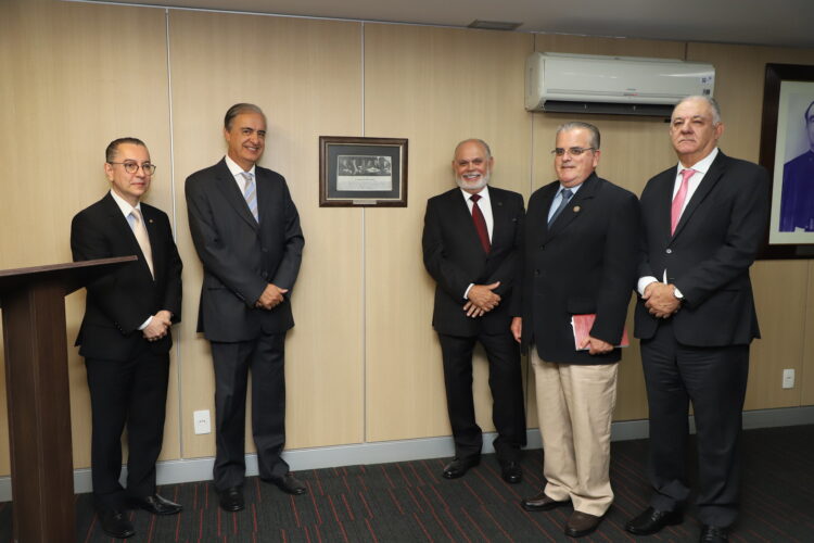 EJEF celebra sua história com doação de quadro da primeira ação educacional