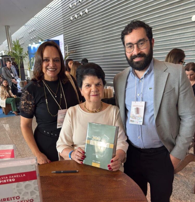 EJEF participa do 39º Congresso Brasileiro de Direito Administrativo e presenteia palestrantes com livro dos 200 Anos do Direito Constitucional Brasileiro