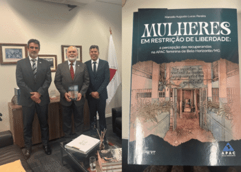 Juiz Marcelo Augusto Lucas Pereira doa livro sobre ressocialização feminina para integrar acervo da EJEF