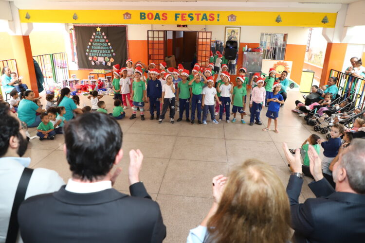 EJEF realiza ação solidária de Natal com entrega de brinquedos em creche de Belo Horizonte