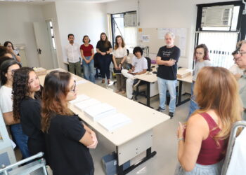 Alunos da UFMG visitam laboratório da EJEF para prática de preservação de acervos históricos