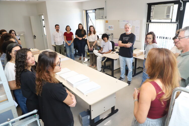 Alunos da UFMG visitam laboratório da EJEF para prática de preservação de acervos históricos