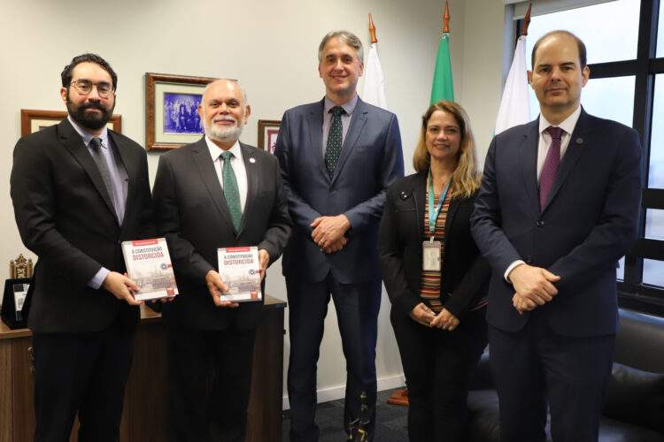 Magistrado submete artigo para Revista EJEF e doa obra derivada à Biblioteca da Escola