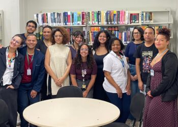 Alunos de Biblioteconomia da UFMG visitam biblioteca da EJEF