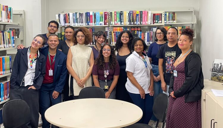 Alunos de Biblioteconomia da UFMG visitam biblioteca da EJEF