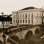Atual prefeitura (r. Ministro Gabriel Passos,199, esquina com a av. Hermílio Alves, centro). Foi esse prédio construído no ano de 1849 para ser a sede da Câmara de Vereadores. Em seu piso superior também funcionava o Fórum e a parte térrea se destinava à cadeia, razão pela qual a ponte de pedra (construída também no século XIX) que se vê na fotografia ficou conhecida como "ponte da cadeia".
